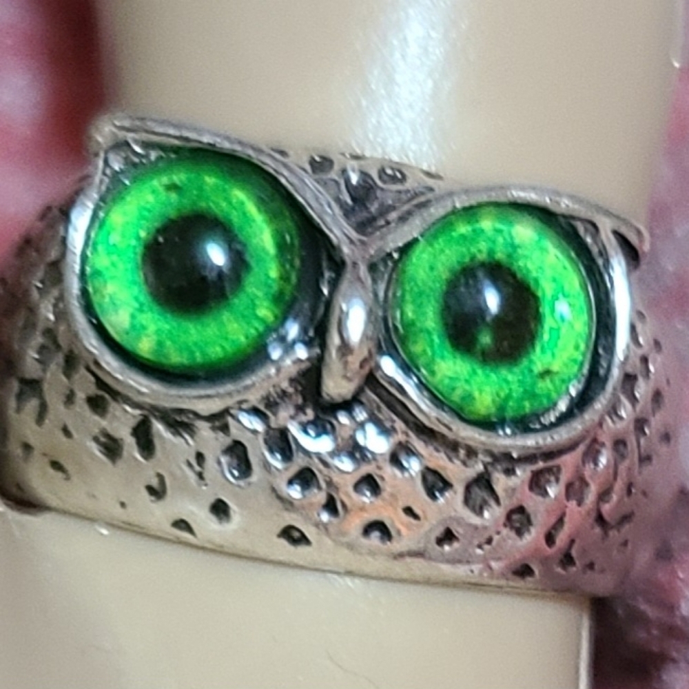OWL EYES! SO GREEN! SO WORLDLY!